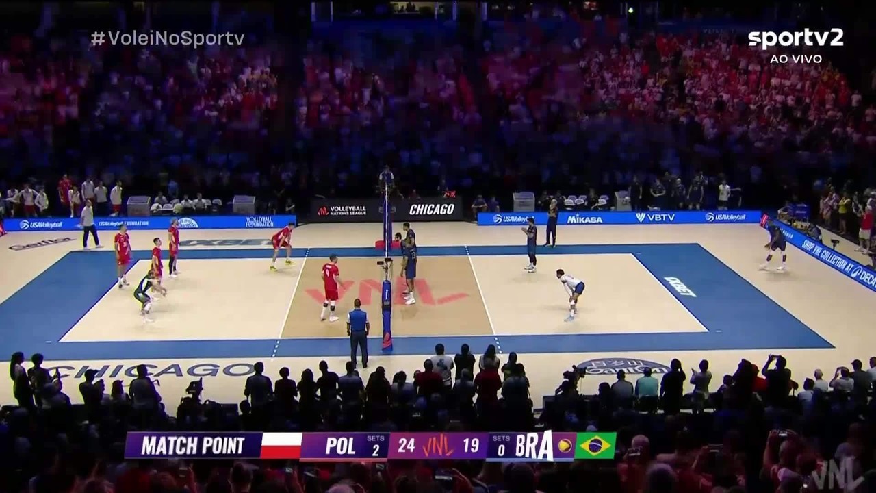 Cachopa faz levantamento em lance bizarro no fim do segundo set; vídeo