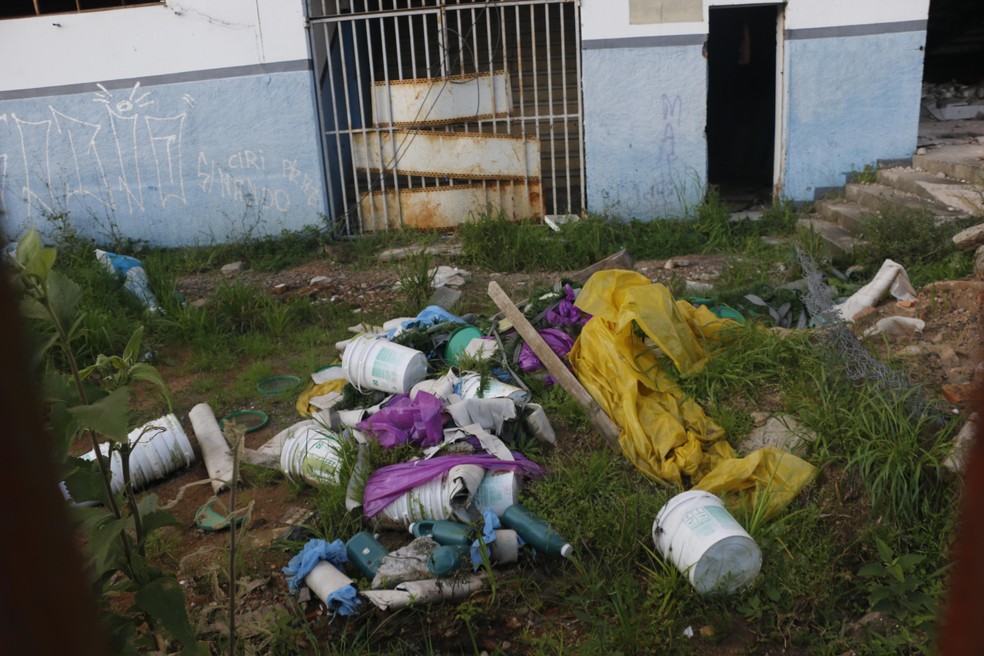 Há bastante lixo dentro do terreno do antigo estádio Olímpico
