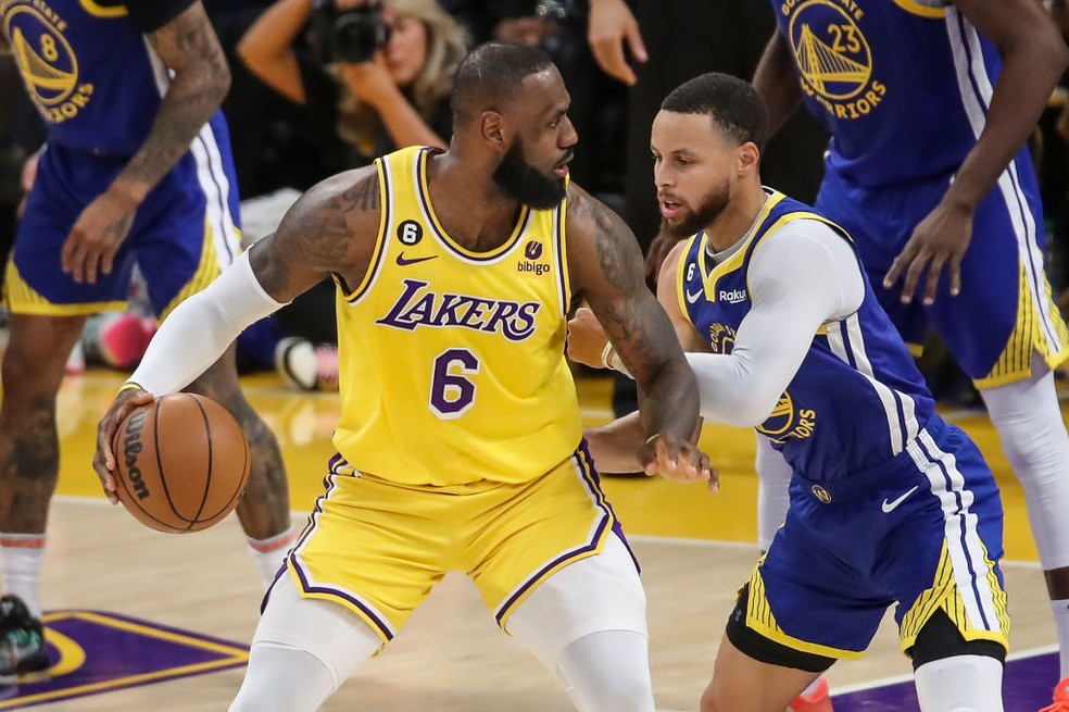 LeBron James e Stephen Curry durante os playoffs de 2023/24 — Foto: Photo by Jevone Moore/Icon Sportswire via Getty Images