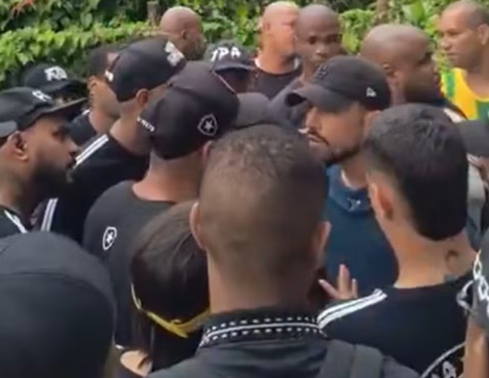 Torcedores protestando no centro de treinamento do Botafogo