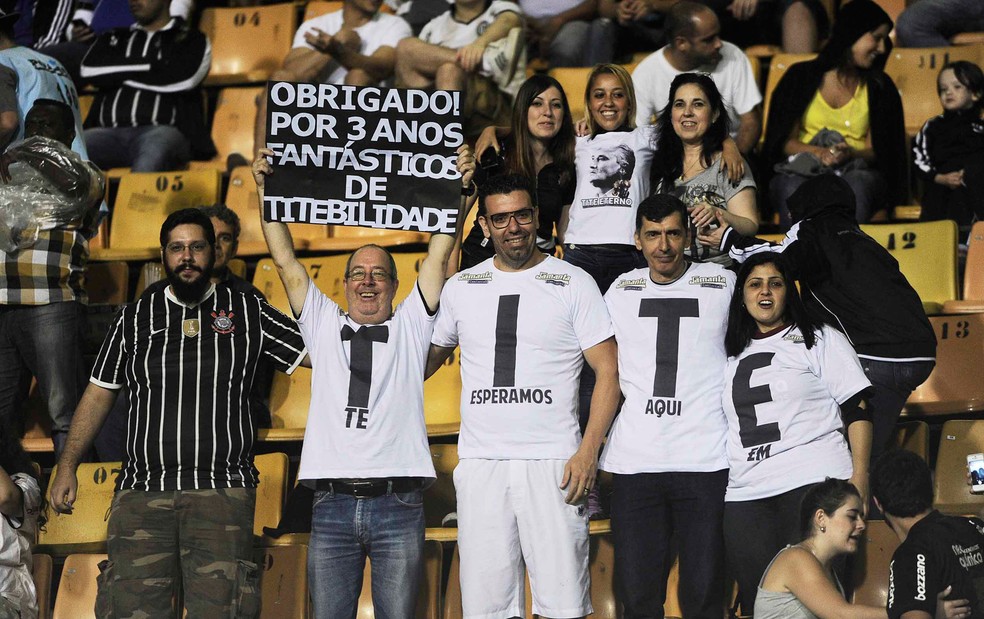 Torcida homenagem Tite em Corinthians x Internacional em 2013 — Foto: Marcos Ribolli