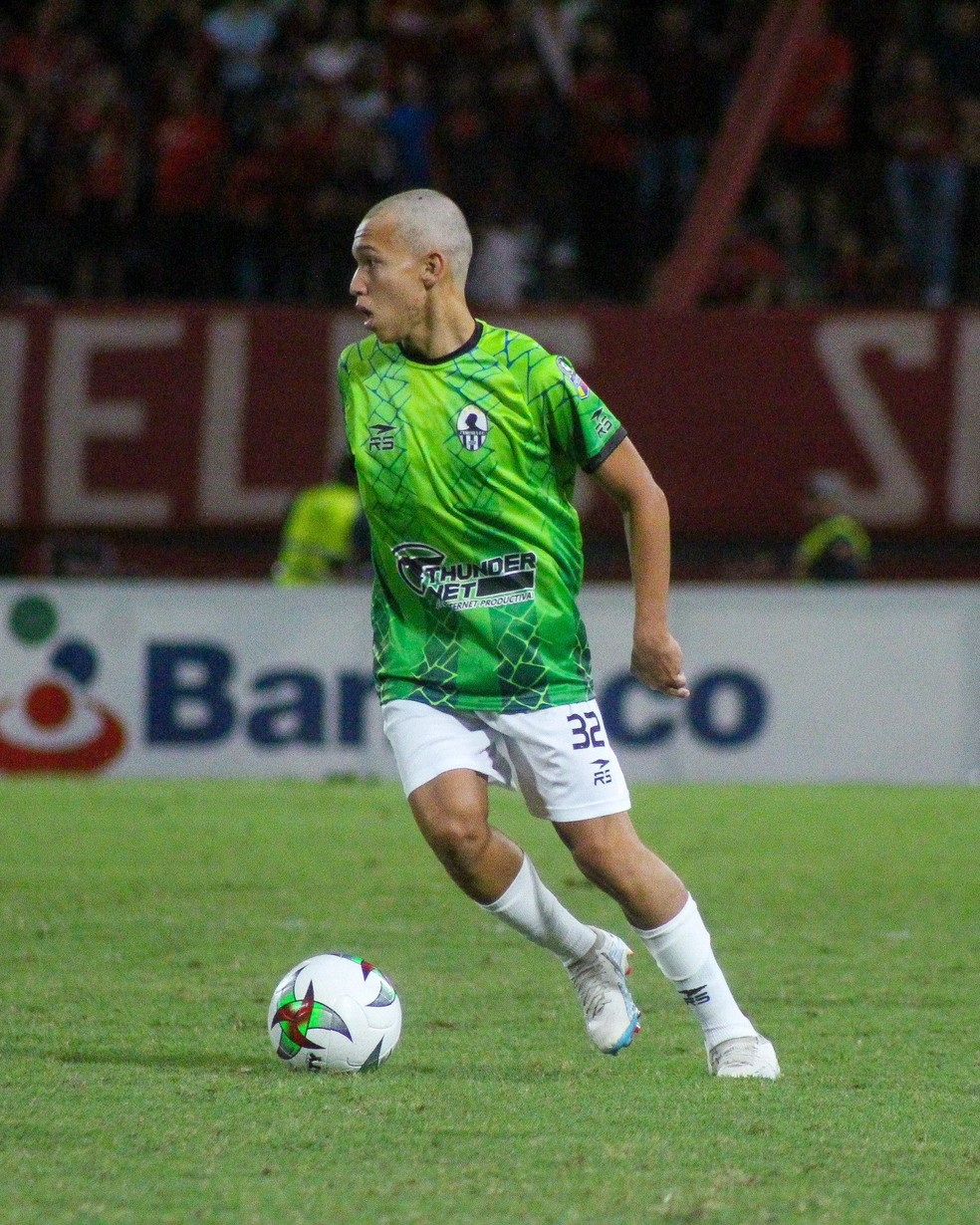 Santos Torrealba em ao pelo Zamora  Foto: Reproduo