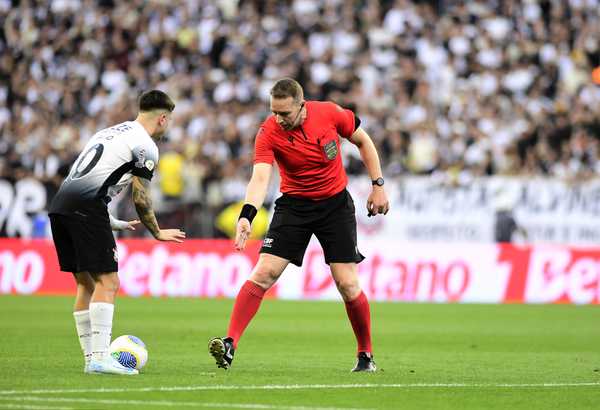 Dirigente critica uso do VAR e arbitragem: 