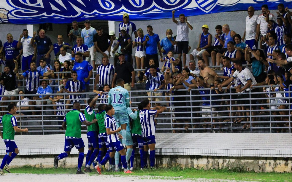 Jogadores do CSA comemora gol de Igor Bahia — Foto: Ailton Cruz