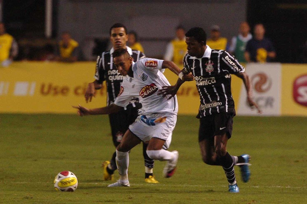 Neymar, pelo Santos, em jogo contra o Corinthians pelo Campeonato Paulista de 2010 — Foto: Divulgação/Santos FC