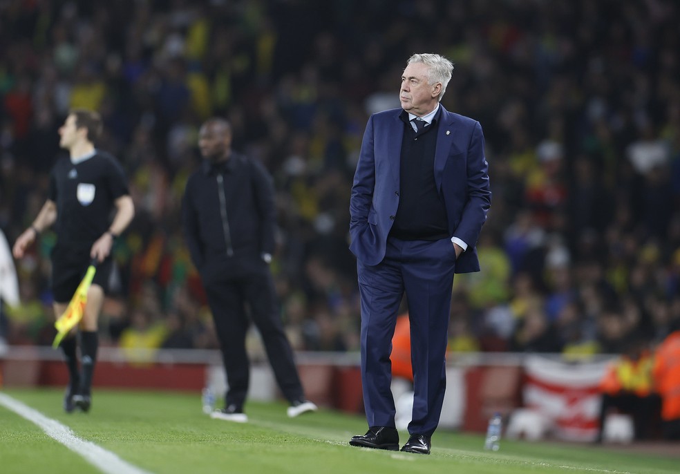 Carlo Ancelotti à beira do campo em jogo da Seleção — Foto: Rafael Ribeiro / CBF