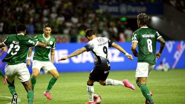 Yuri Alberto chuta para marcar o gol da vitória do Corinthians contra o Palmeiras