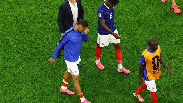 Didier Deschamps deixa o campo após derrota da França para Espanha
