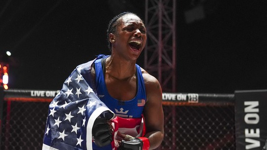 Claressa Shields conclui: "Tenho potencial para ser campeã no MMA" - Foto: (Divulgação/PFL)