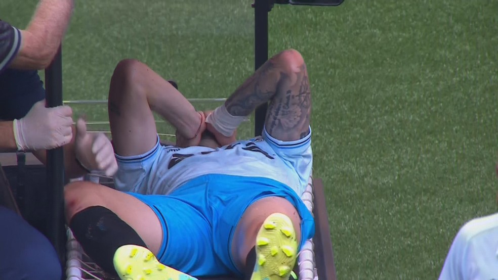 Villasanti deixa jogo com suspeita de lesão — Foto: Reprodução/TV Globo