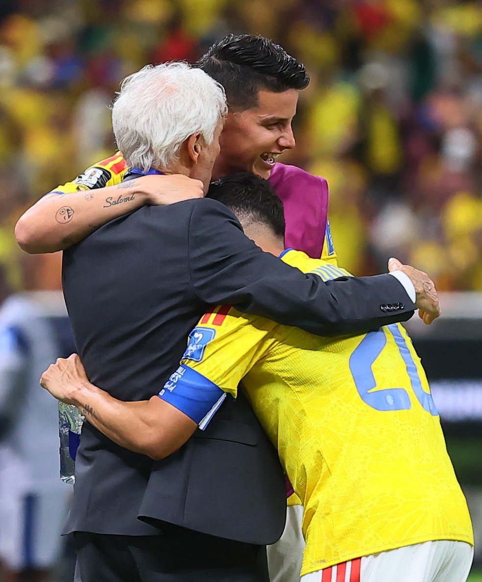 James Rodríguez e Quintero abraçam José Pékerman — Colômbia Copa do Mundo