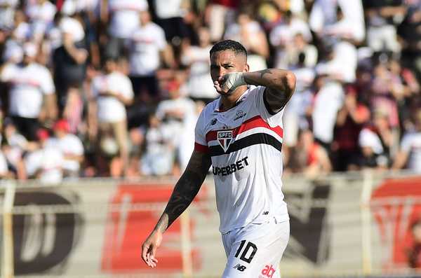 Luciano ultrapassa França na artilharia do século e alerta São Paulo