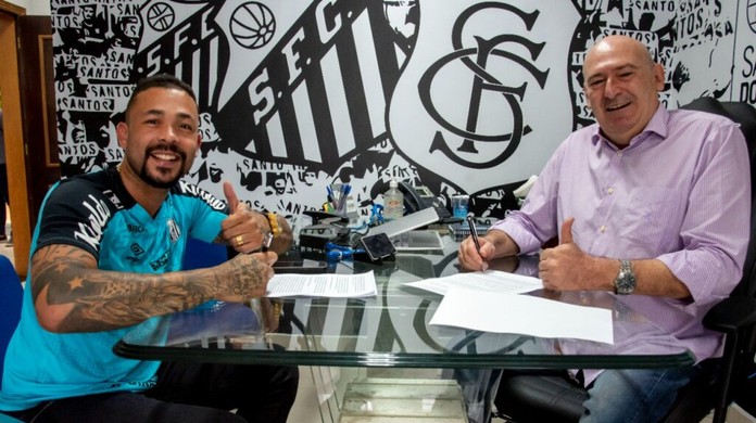 Santos anuncia a contratação do atacante Bryan Angulo - Lance!