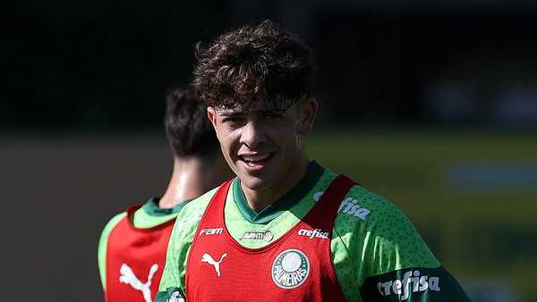 Palmeiras avalia poupar jogadores em último treino antes da Libertadores.
