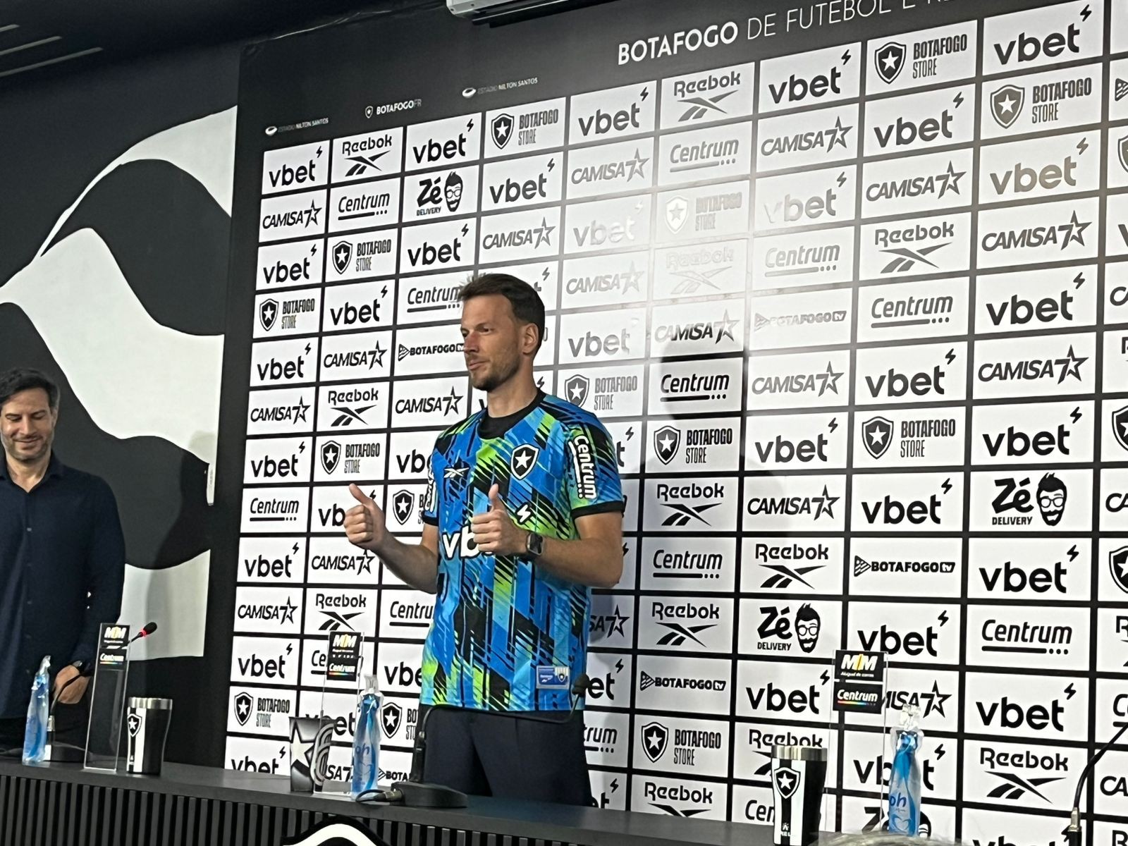Neto é apresentado pelo Botafogo e projeta disputa por posição com John: 