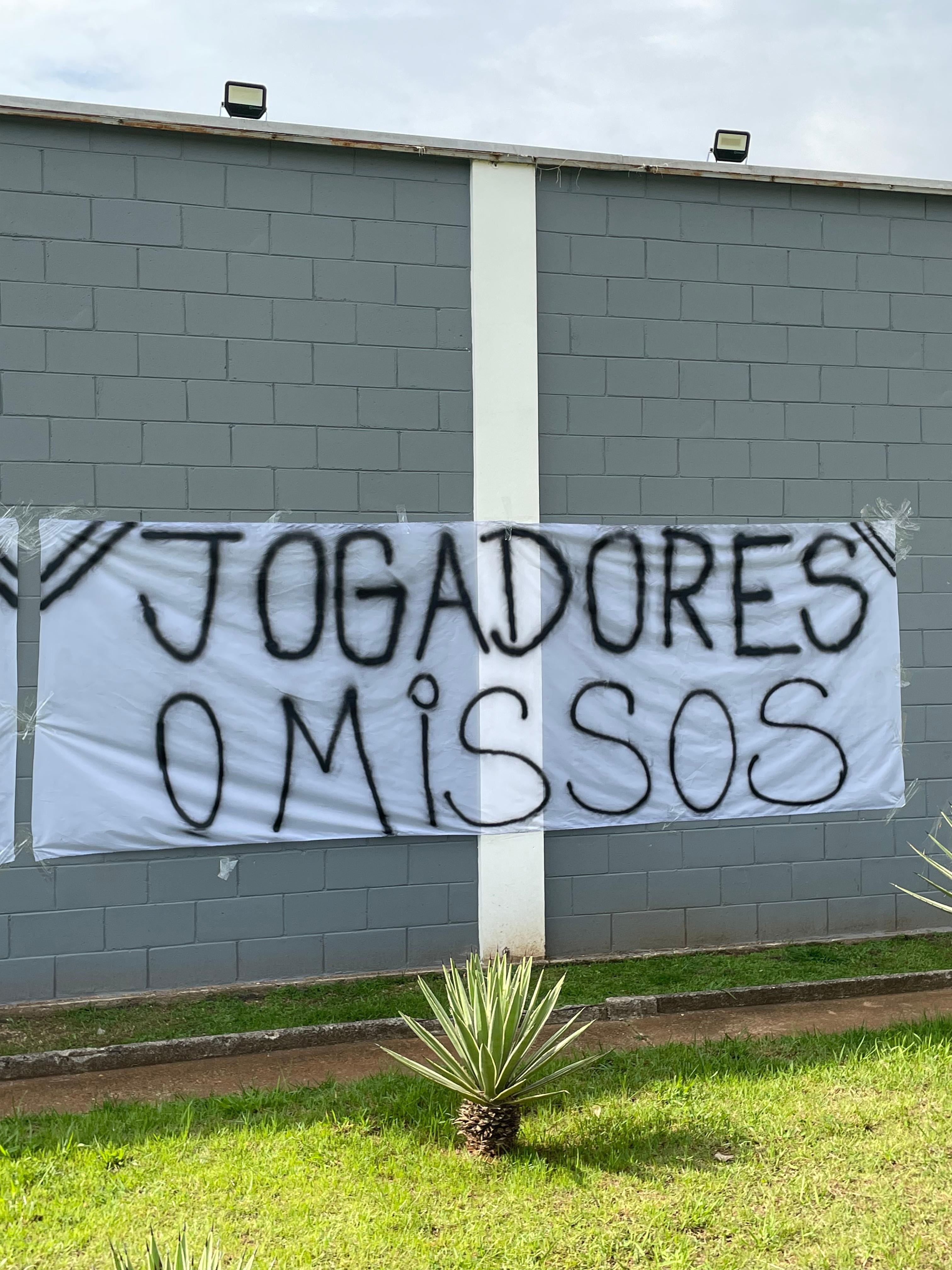 Torcida do Corinthians Expressa Indignação com Elenco em Protesto no CT Joaquim Grava