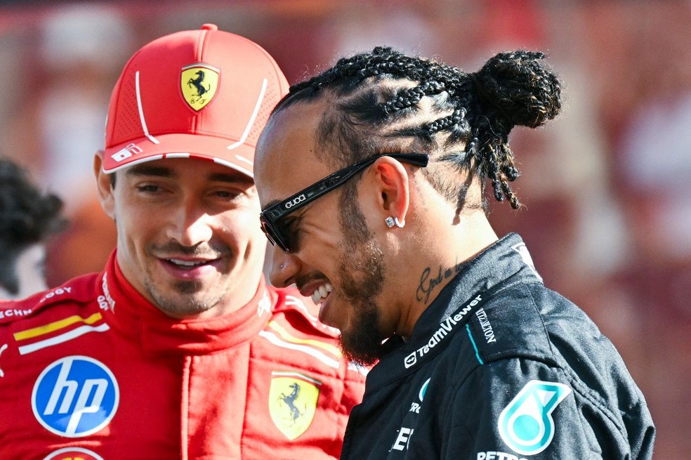 Lewis Hamilton e Charles Leclerc estão na lista dos dez mais bem pagos da F1 — Foto: Andrej ISAKOVIC / AFP