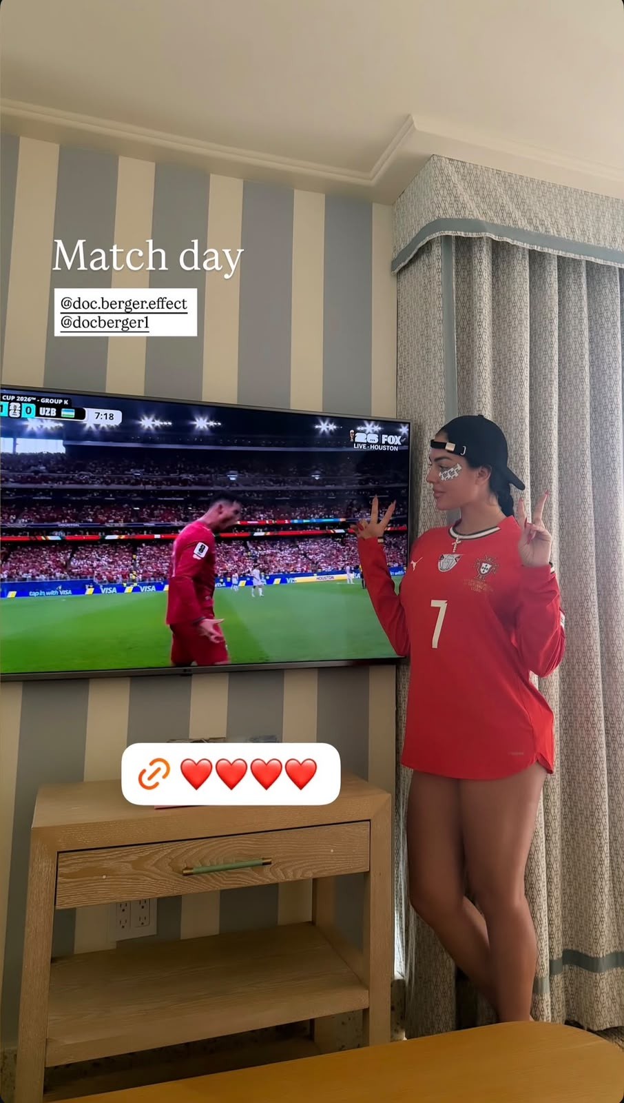 Esposa de Cristiano Ronaldo assiste jogo pela tv e comemora primeiro gol do marido na Copa