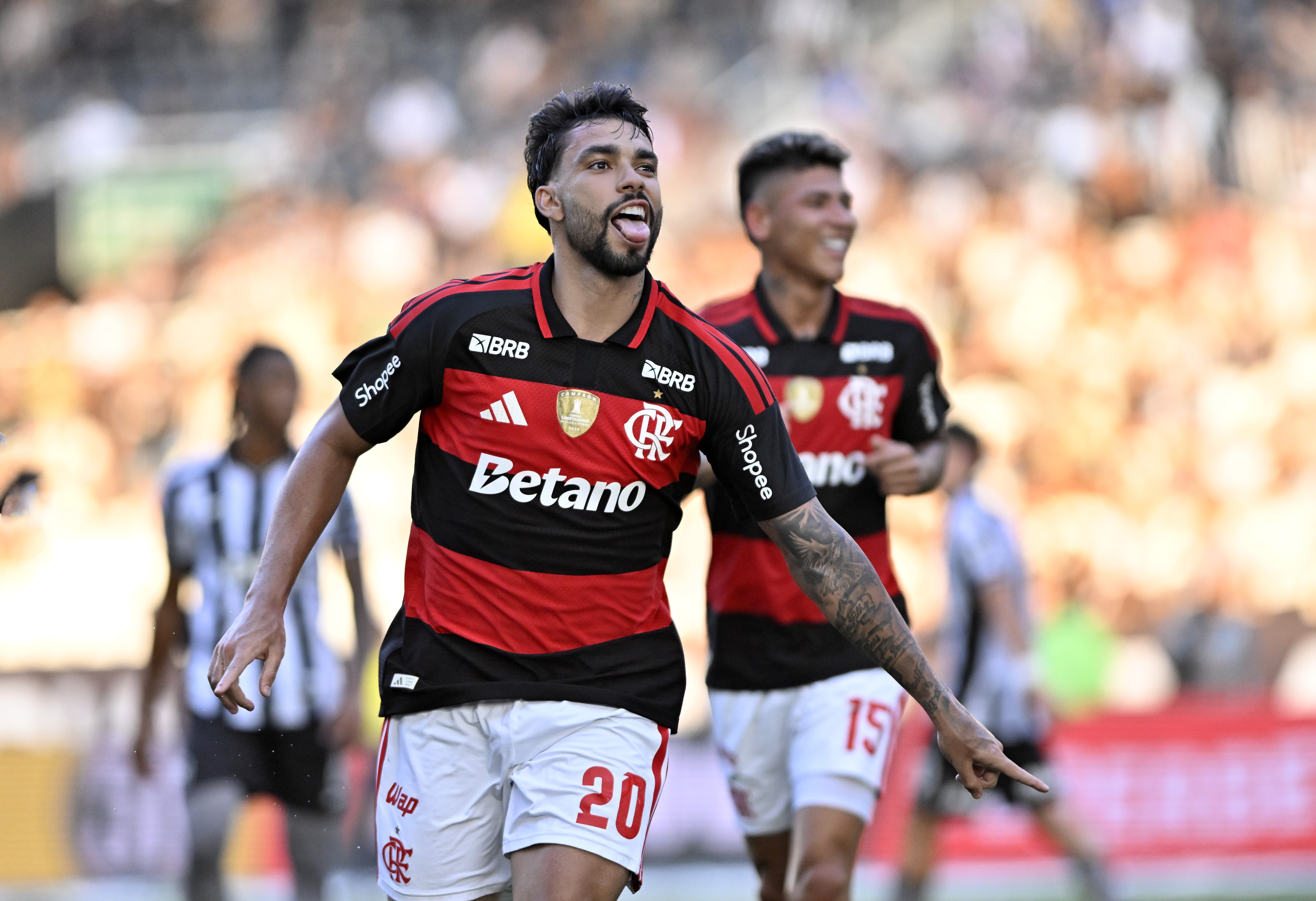 Paquetá brilha como volante e Flamengo avança à semifinal