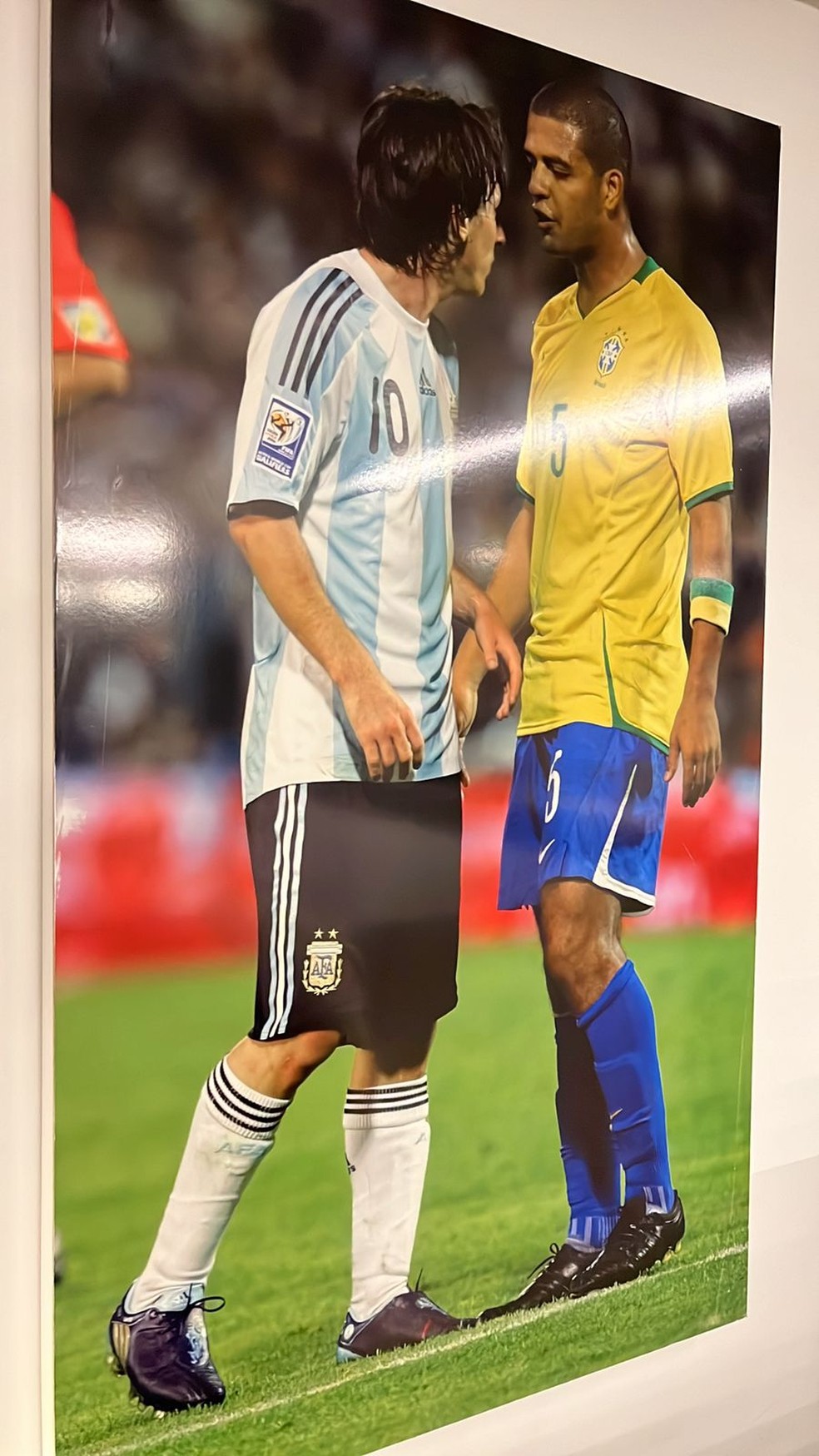 Felipe Melo tem tronos e memórias da carreira expostos em museu caseiro, no Rio — Foto: Raphael Zarko/ge