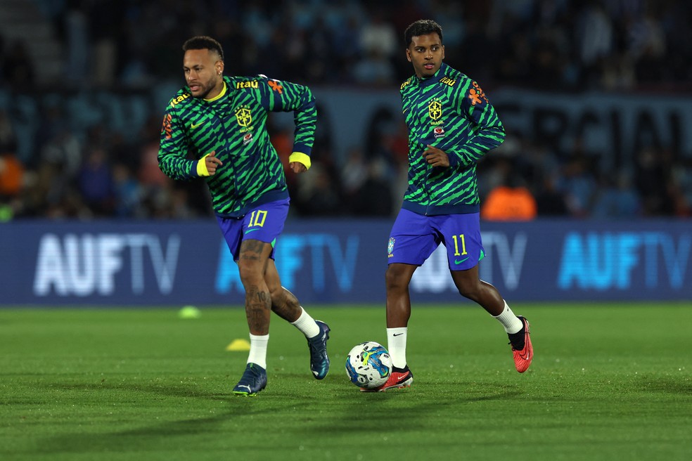Neymar junto de Rodrygo em seu último compromisso pela Seleção, em 2023 — Foto: Pablo Porciuncula/AFP