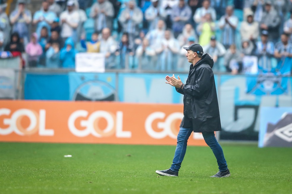 Renato aplaude a torcida após vitória do Grêmio sobre o Cuiabá na Arena — Foto: Lucas Uebel/Grêmio