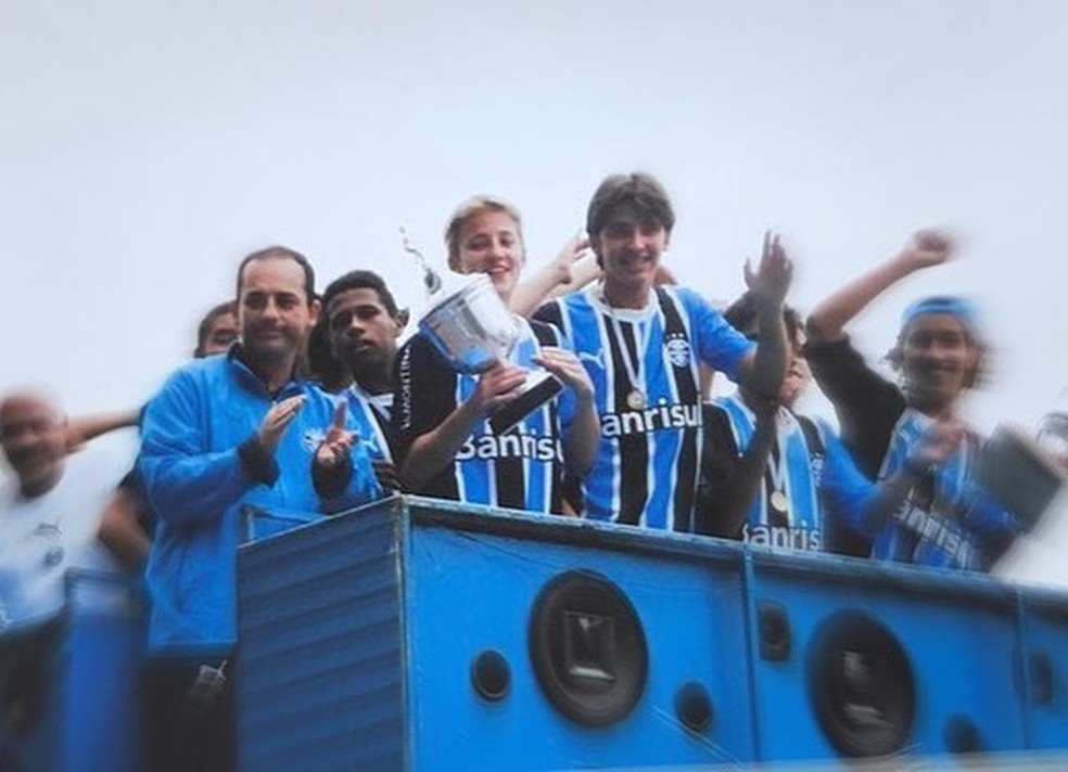 Rodrigo Ely na comemoração do Mundial Infantil sub-14, pelo Grêmio — Foto: Reprodução