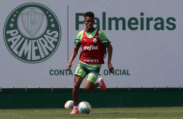 Estêvão relata trote na seleção e reafirma desejo de retorno ao Palmeiras.
