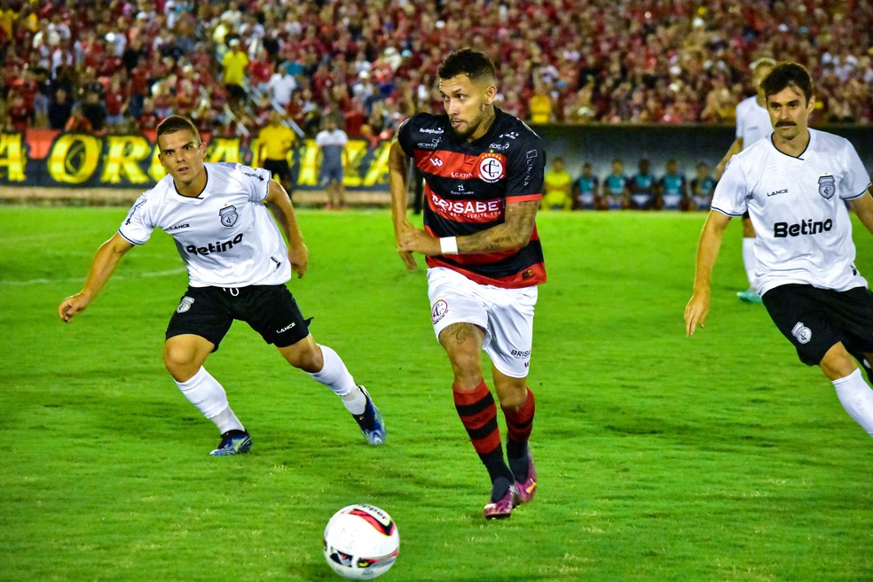 Clássico dos Maiorais sendo realizado no Amigão, em Campina Grande — Foto: Estefinho Francelino 
