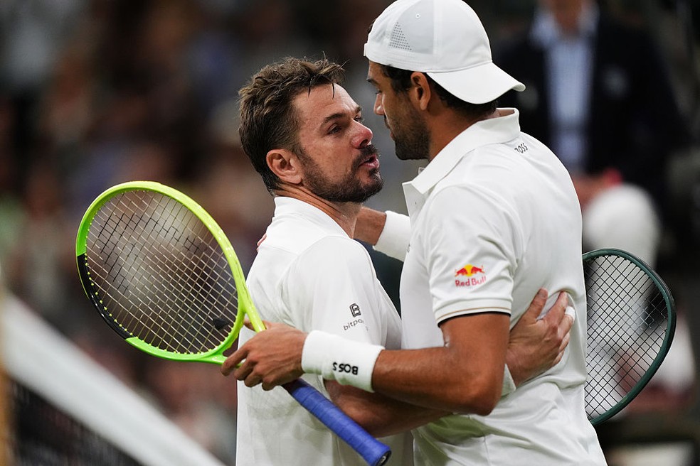 Wawrinka e Berrettini se abraçam após partida em Wimbledon — Foto: Ben Whitley/PA Images via Getty Images