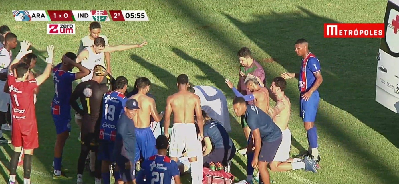 Na Série D, zagueiro fica desacordado após choque com rival e atletas oram em campo