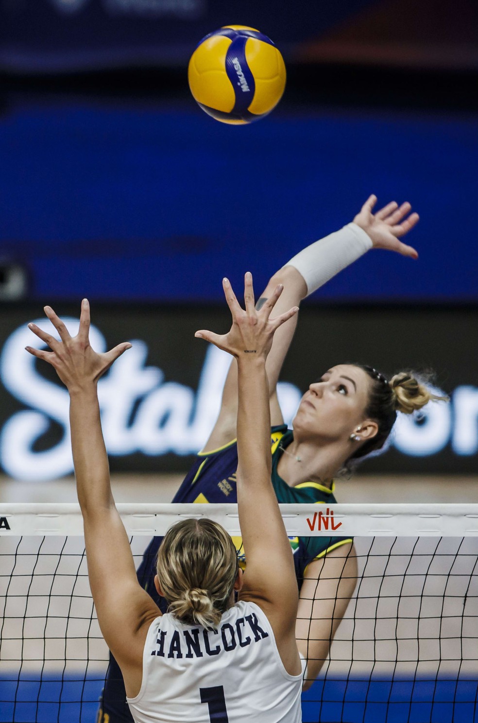 Maiara Basso ataca na partida contra os EUA — Foto: Divulgação/FIVB