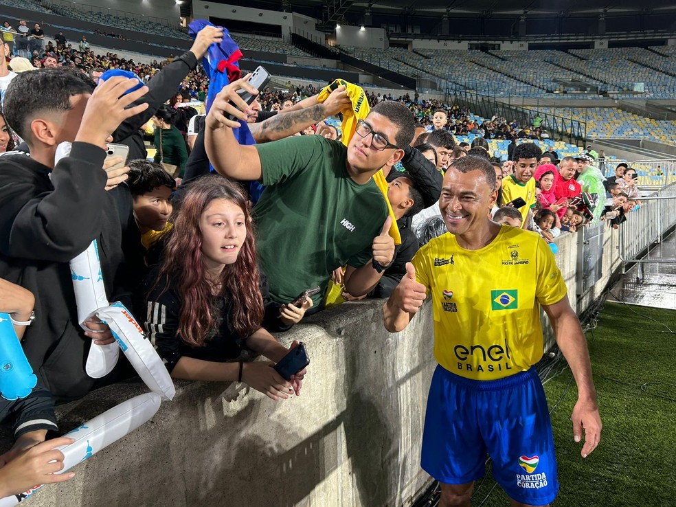 Cafu fala com torcedores no Maracanã em Brasil x Itália beneficente