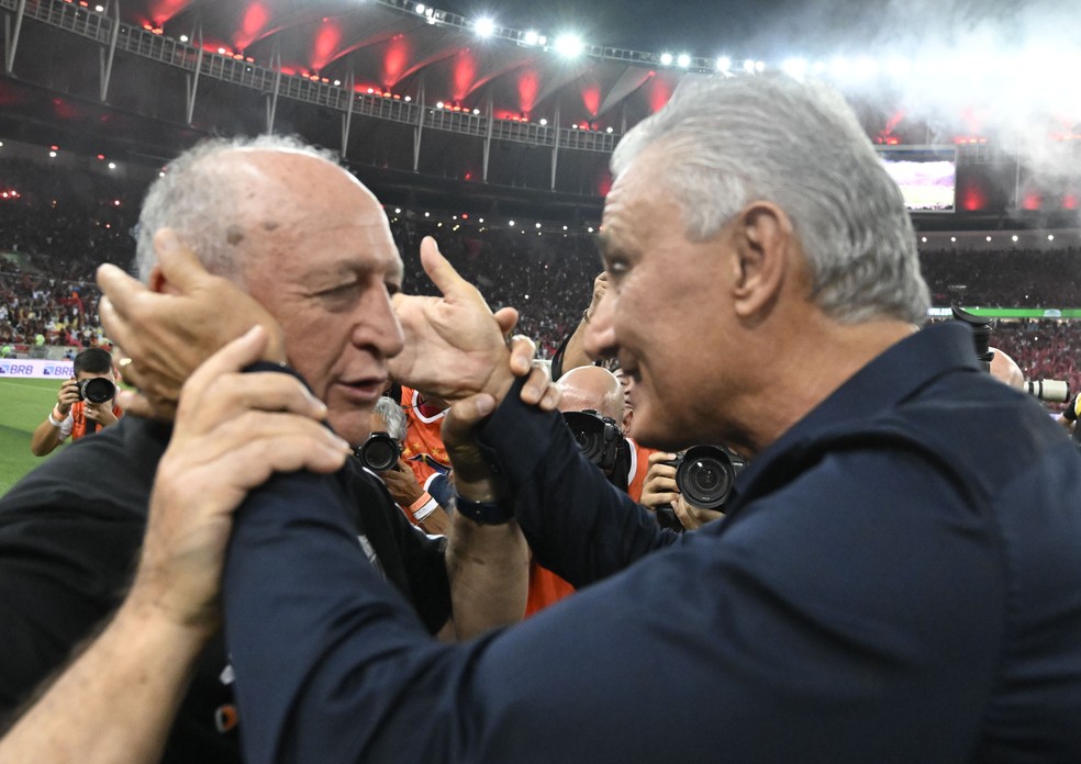 Felipão e Tite se abraçam antes de duelo do Flamengo com o Atlético-MG — Foto: André Durão