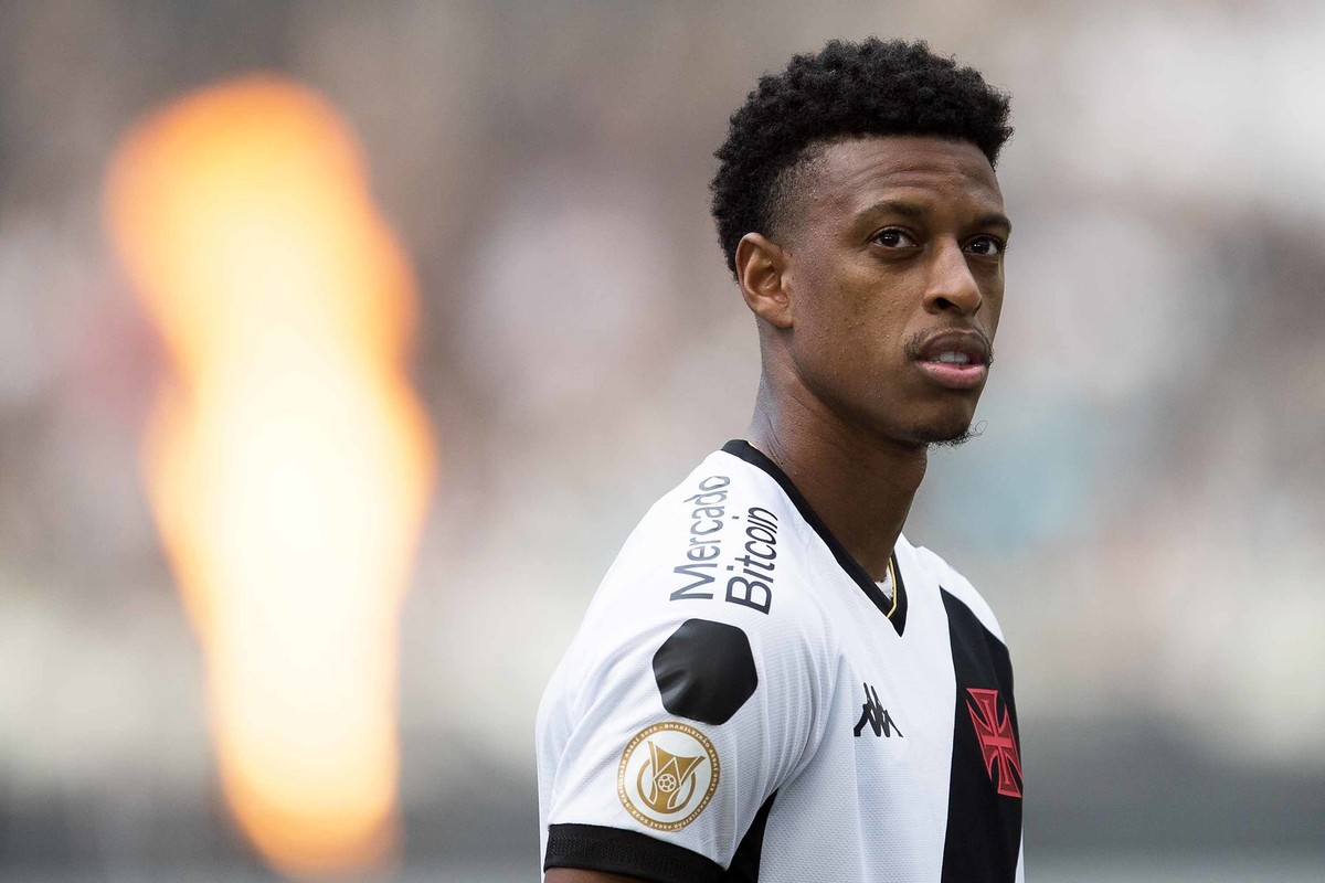Zagueiro Robson Bambu, do Vasco, cobra R$ 1,7 milhão do Corinthians na Justiça