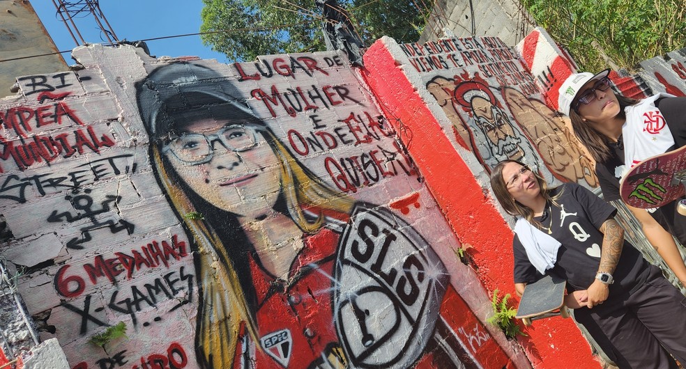 Pâmela Rosa e Isadora Pacheco em frente a grafite em mura ao lado do Estádio do Morumbi — Foto: Marcel Merguizo