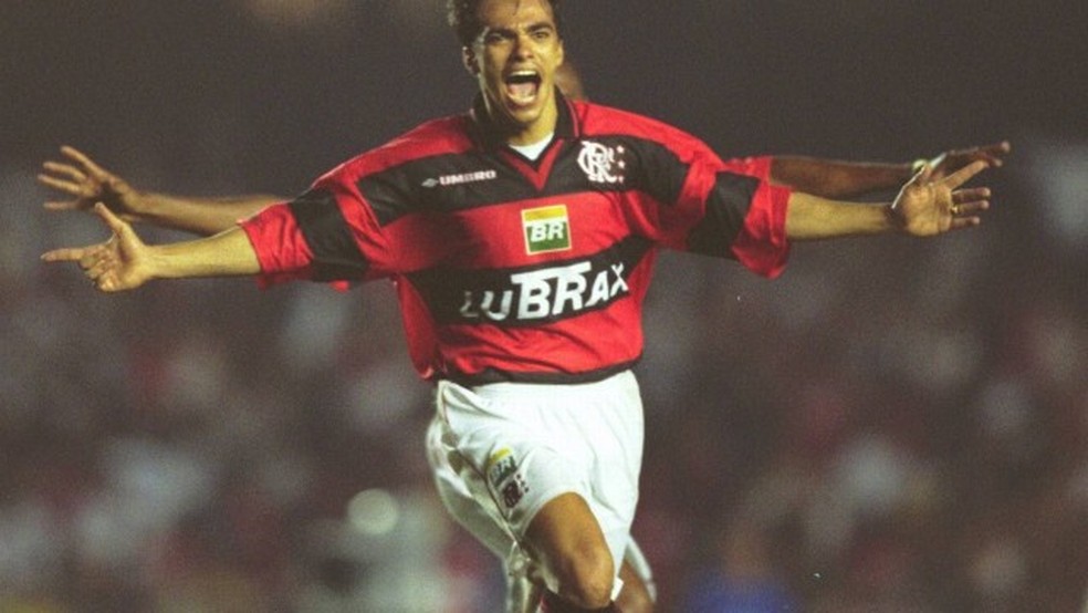Rodrigo Mendes comemora o gol do título do Carioca 99 — Foto: Agência O Globo