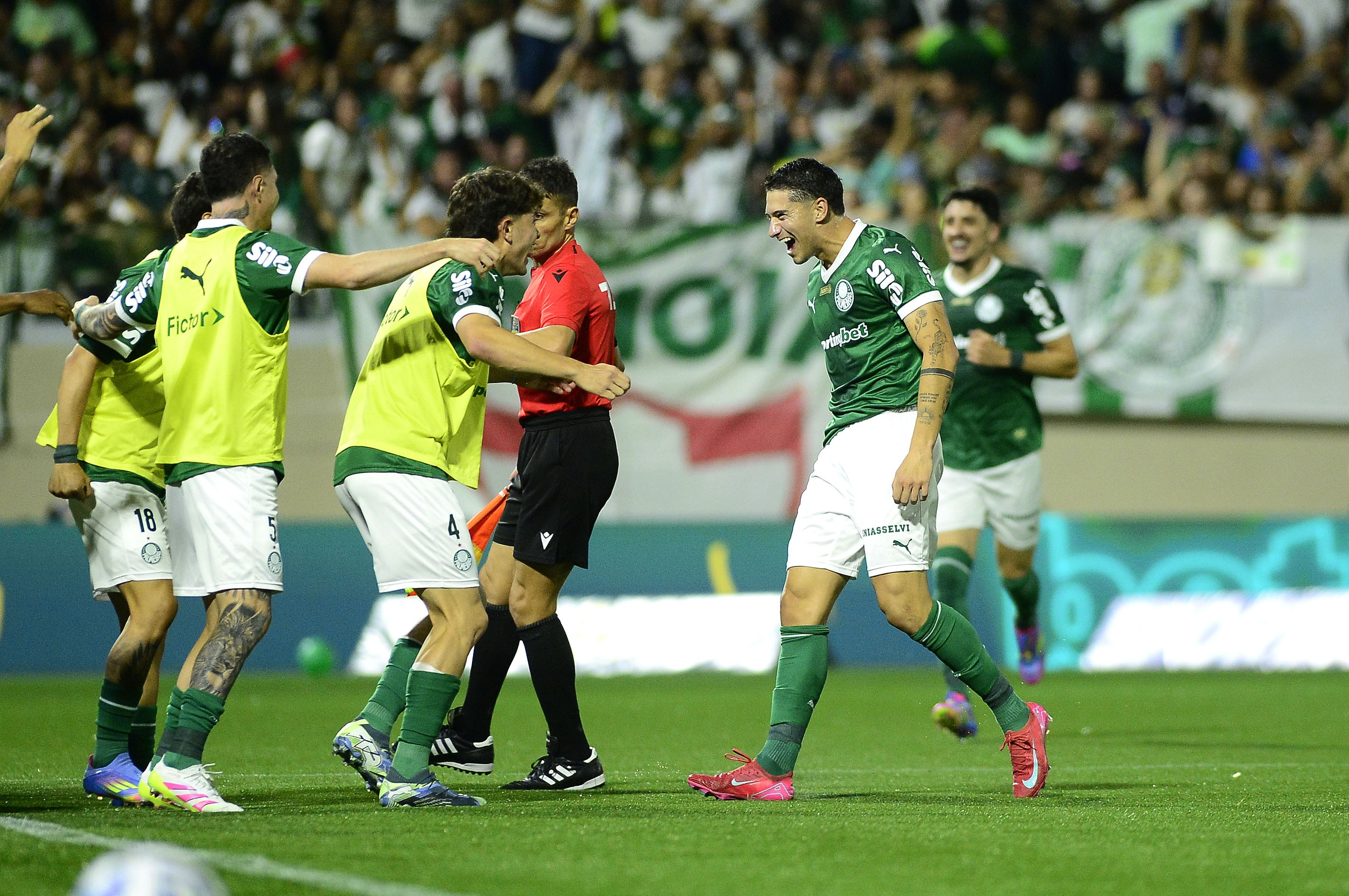 Palmeiras domina Dérbi e indica caminho promissor em vitória expressiva.