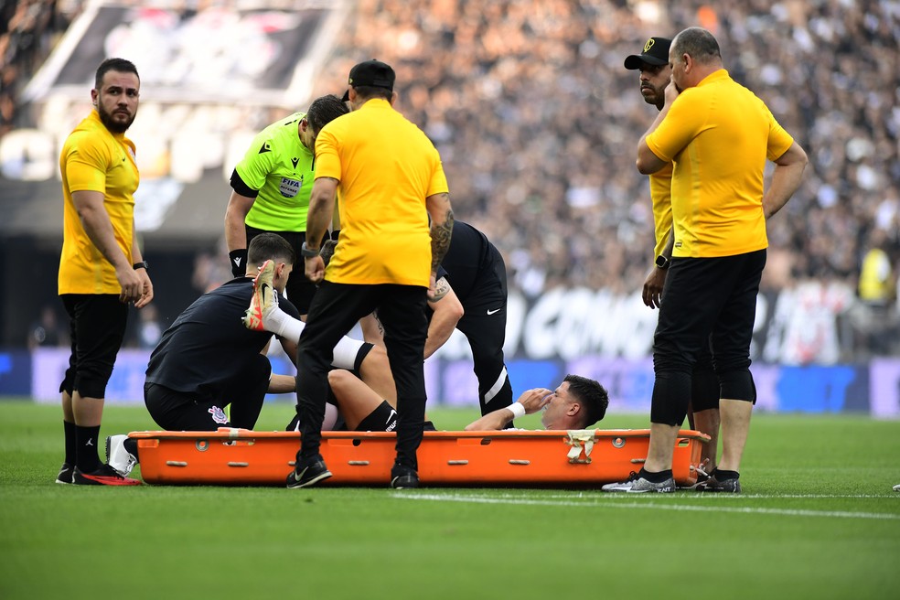 Héctor Hernández deixa o campo lesionado em Corinthians x Flamengo — Foto: Marcos Ribolli