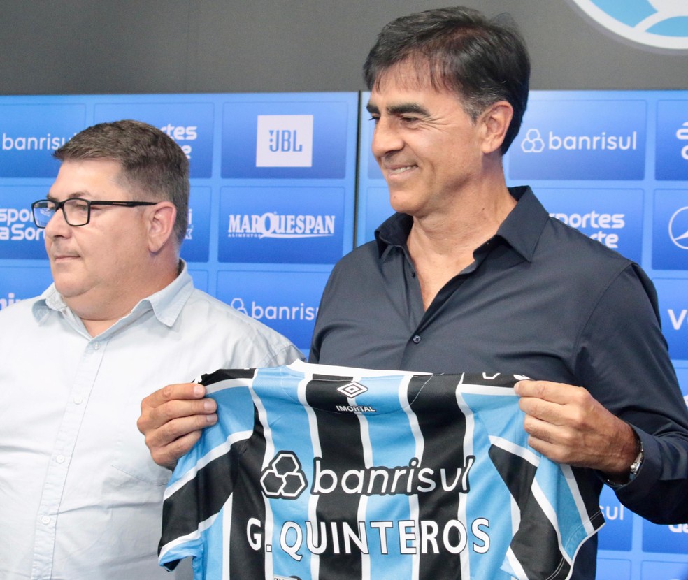 Alexandre Rossato (E) garante a continuidade de Gustavo Quinteros no Grêmio.  — Foto: Tomás Hammes