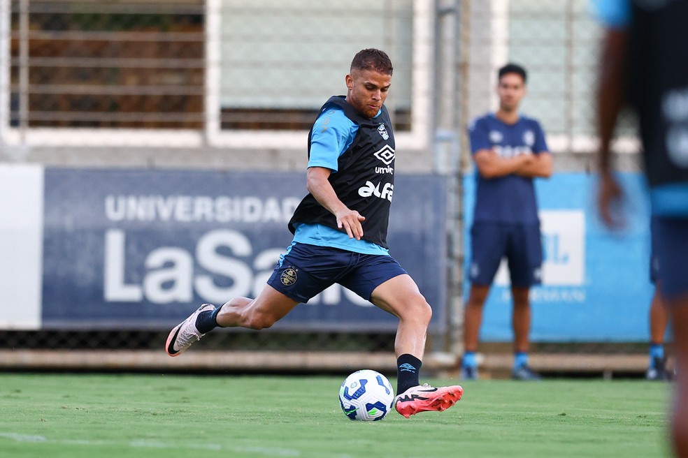 Cuéllar tem treinado com o grupo, mas faz trabalho paralelo de reforço muscular — Foto: Rodrigo Fatturi / Grêmio Divulgação