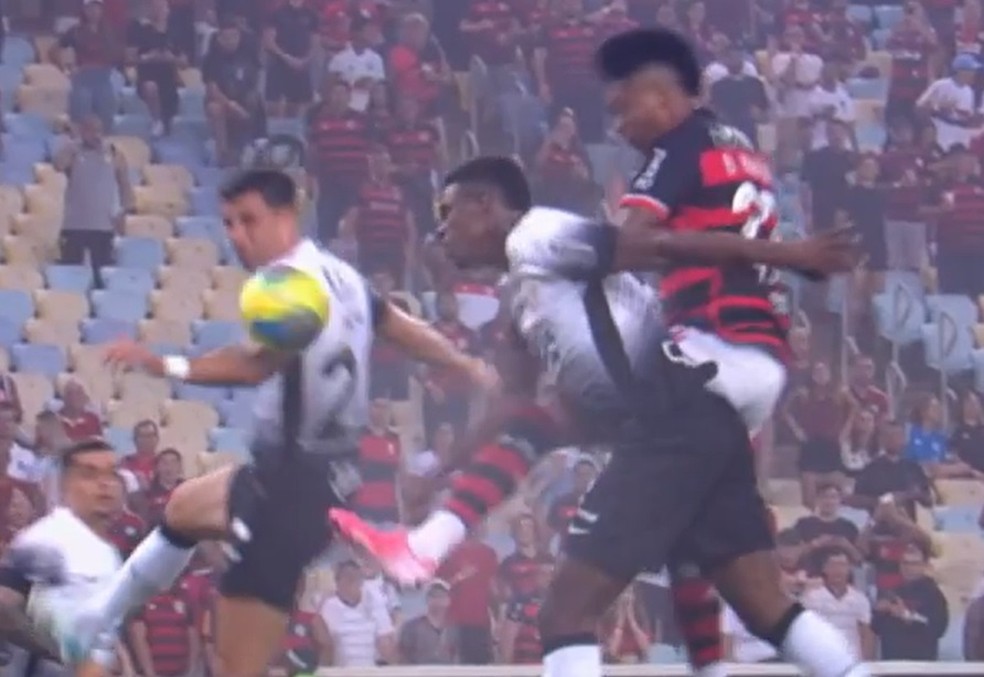 Flamengo x Corinthians: PC Oliveira daria pênalti em ataque do Flamengo — Foto: Reprodução