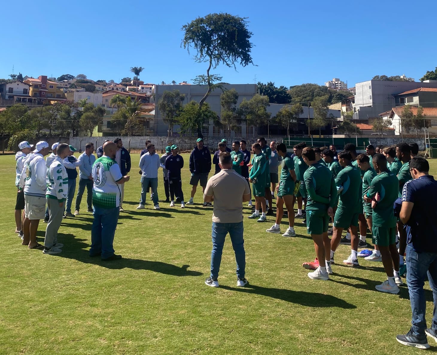 Torcida organizada se reúne com elenco do Guarani, cobra reação e mantém apoio na Série C