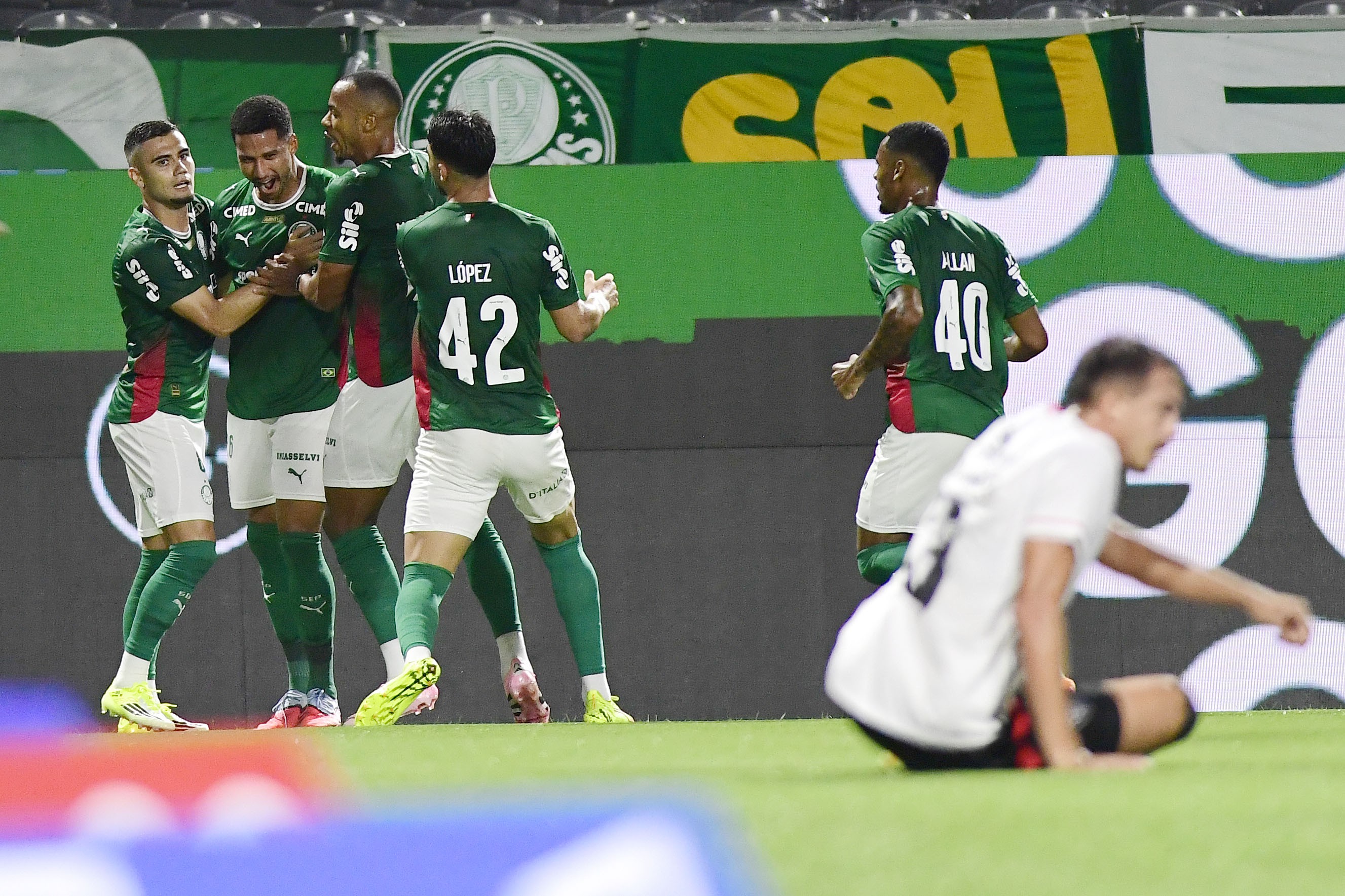 Palmeiras em Alta: Andreas Controla o Jogo Enquanto Murilo brilha com Gol e Assistência