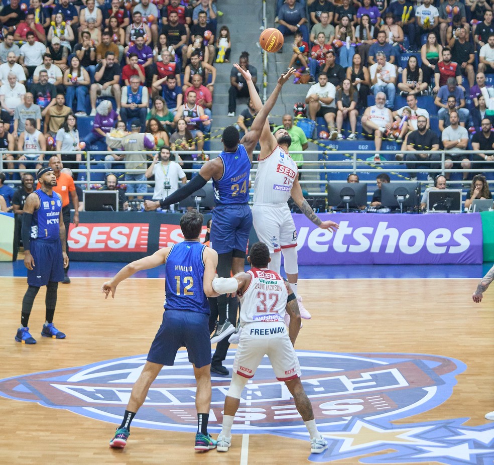 Franca e Minas em ação no jogo 1 da final do NBB 2024/25 — Foto: Marcos Limonti/Sesi Franca