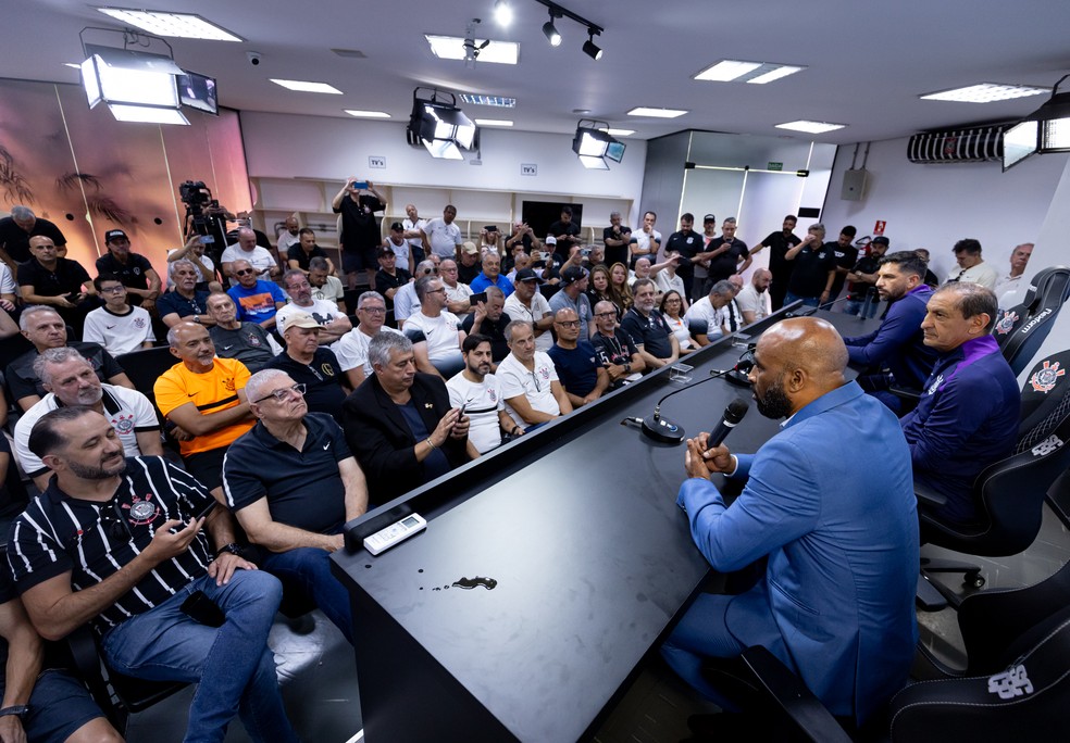 Fabinho Soldado, Ramón Díaz e Emiliano Díaz falam com conselheiros do Corinthians