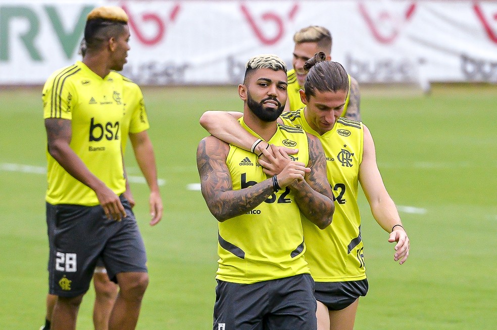 Gabigol e Filipe Luís abraçados em treinamento do Flamengo em 2019 — Foto: Marcelo Cortes/Flamengo