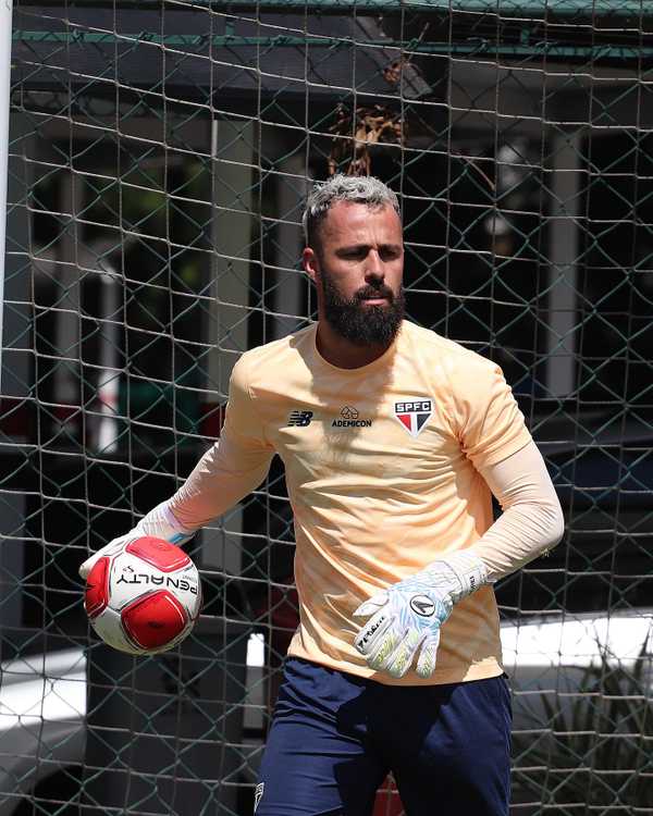 Substituto de Rafael no gol do São Paulo durante a Copa América