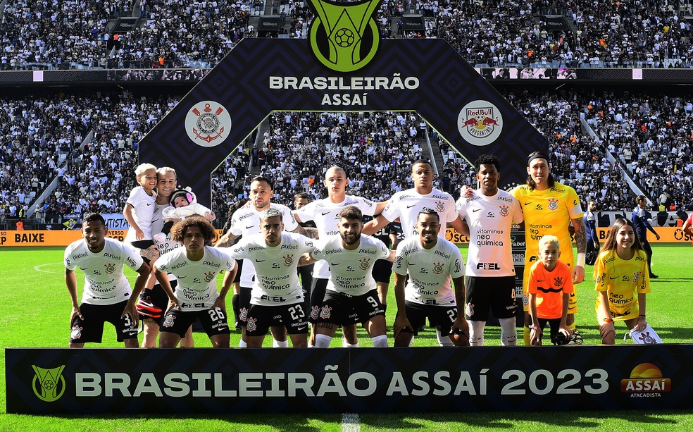 Time do Corinthians antes do jogo contra o Bragantino — Foto: Marcos Ribolli