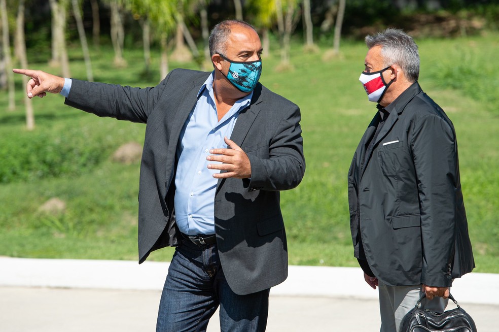 Marcos Braz e Domenec na chegada do técnico ao Flamengo em 2020 — Foto: Alexandre Vidal